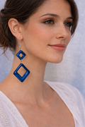 Pendientes geométricos de resina azul en forma de rombo y largos
