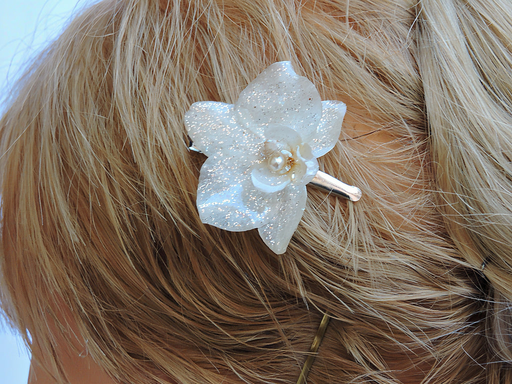 Pinza De Pelo Con Orquídea Natural Resinada, Color Blanco Con Destellos Dorados Y Perla