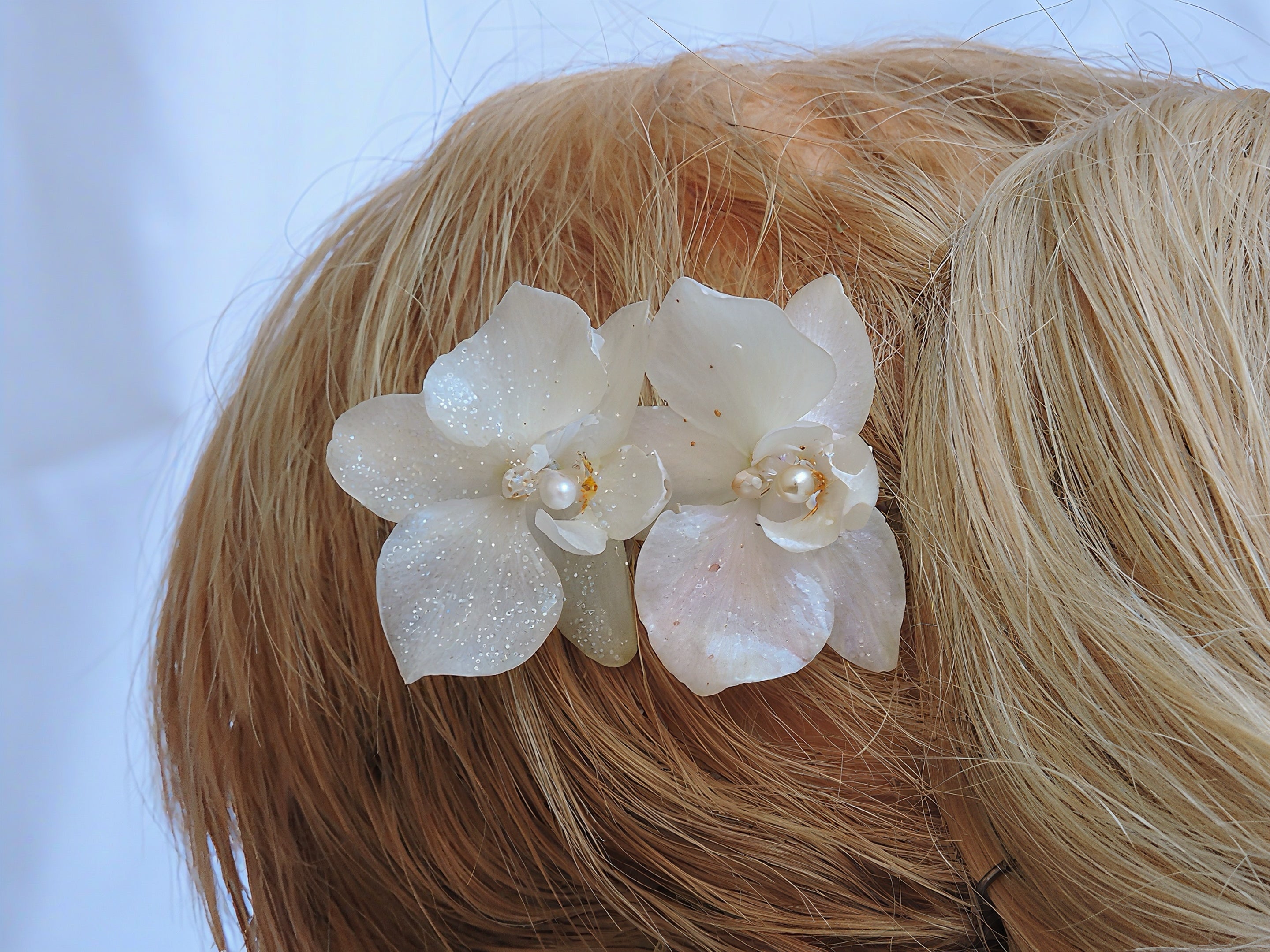 Pinza Del Pelo Con 2 Orquídeas Naturales Resinadas Blancas Con Perla