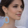 Pendientes artesanales en resina translúcida azul claro en forma ovalada