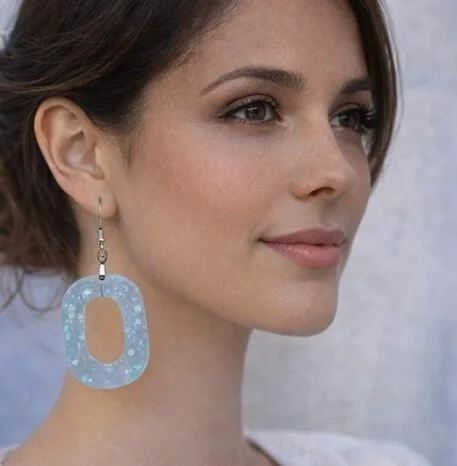 Pendientes artesanales en resina translúcida azul claro en forma ovalada