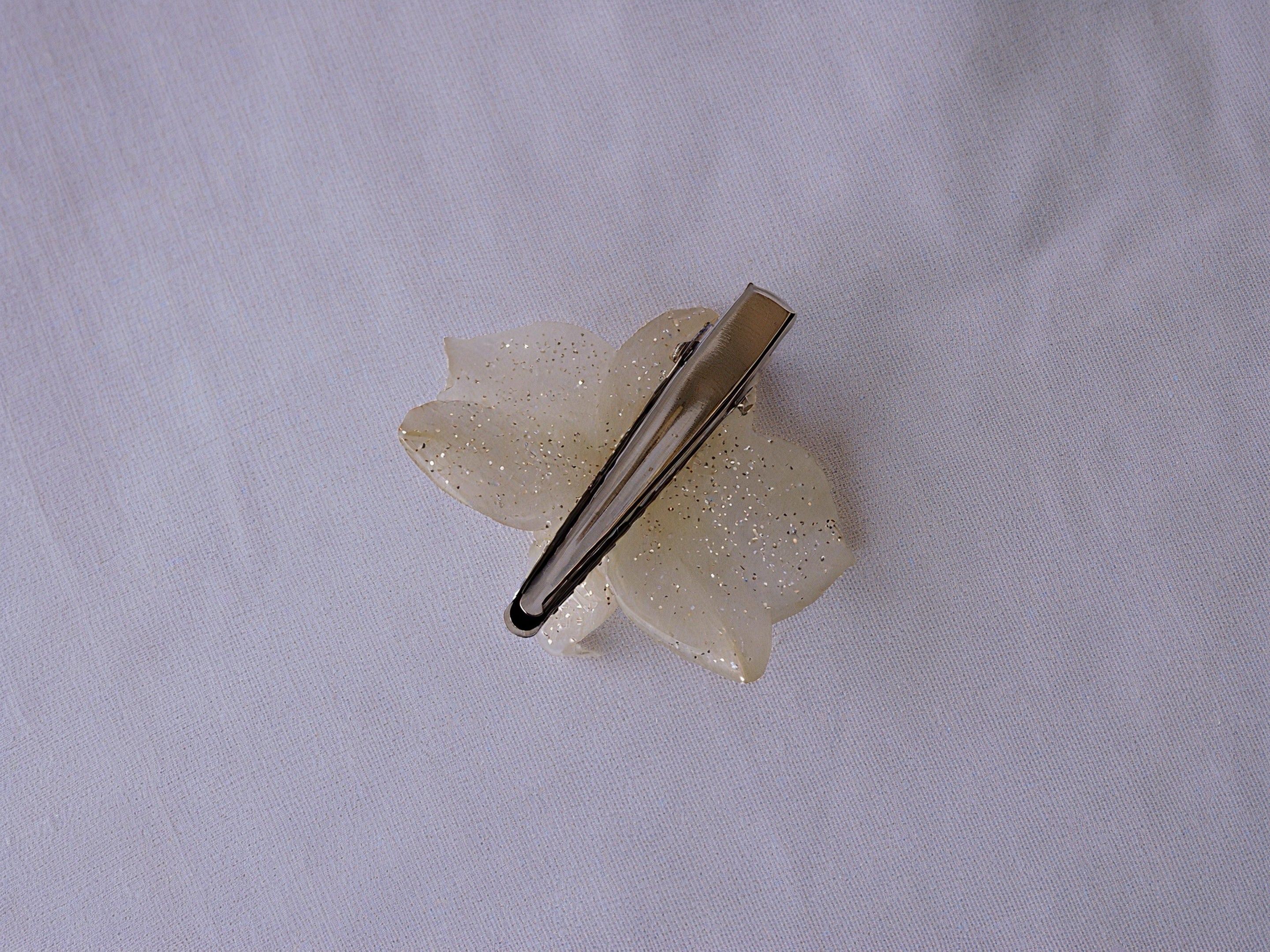 Pinza De Pelo Con Orquídea Natural Resinada, Color Blanco Con Destellos Dorados Y Perla