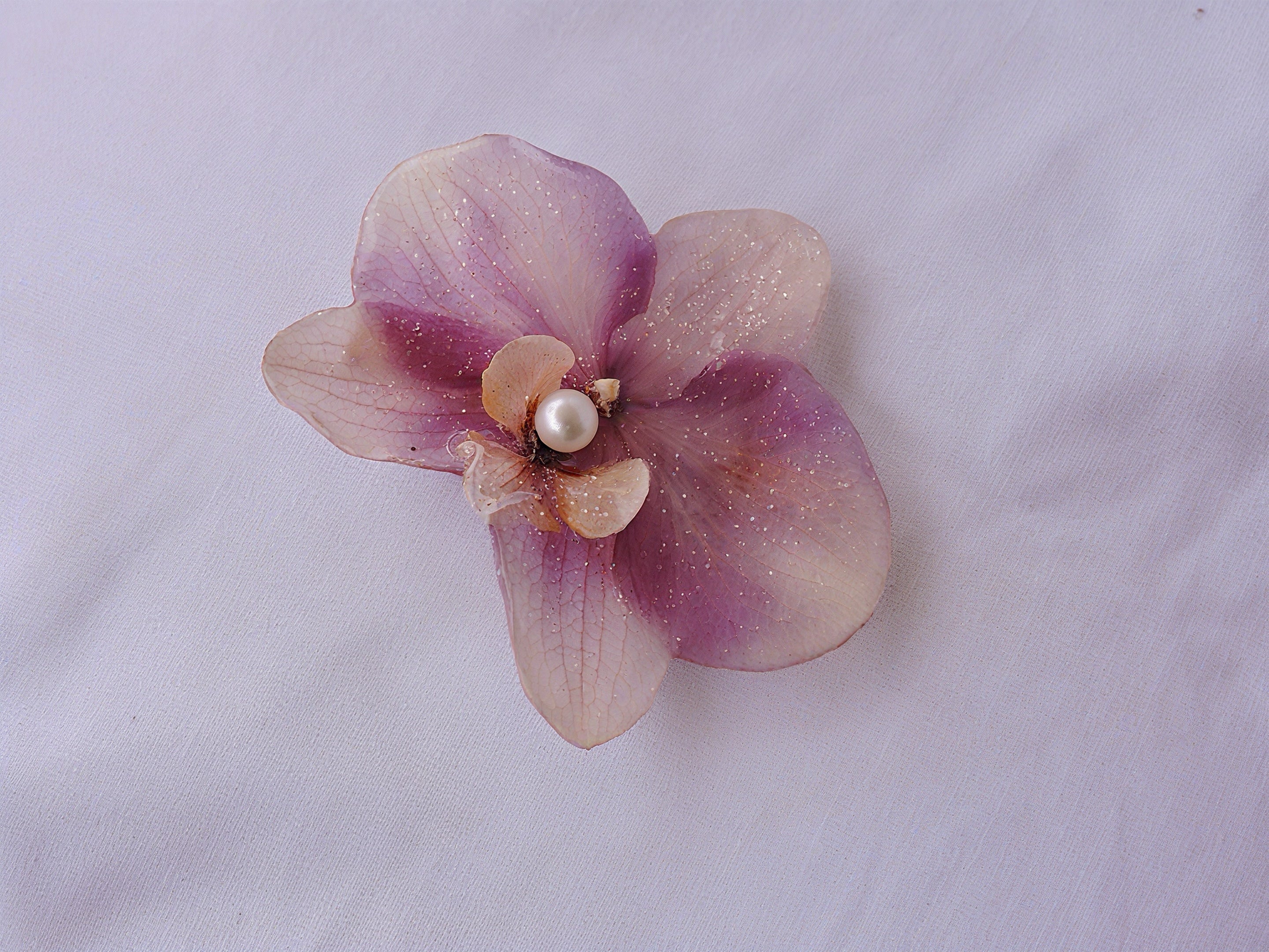 Pinza De Pelo Con Orquídea Natural Resinada En Tonos Malva Y Perla