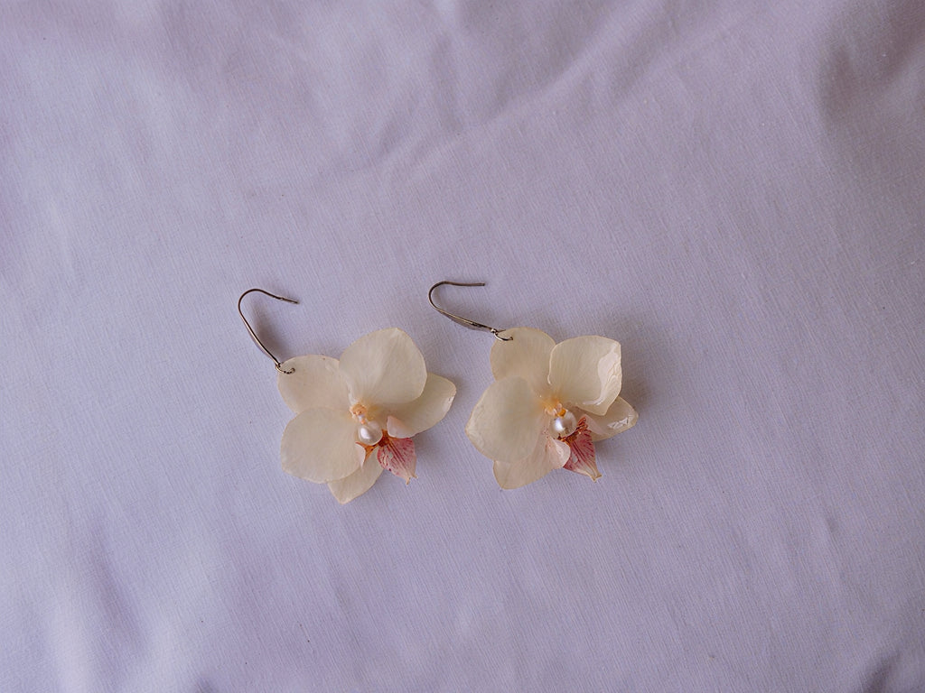 Pendientes Orquidea Natural Enana En Resina - Flor Elegante Blanco Roto