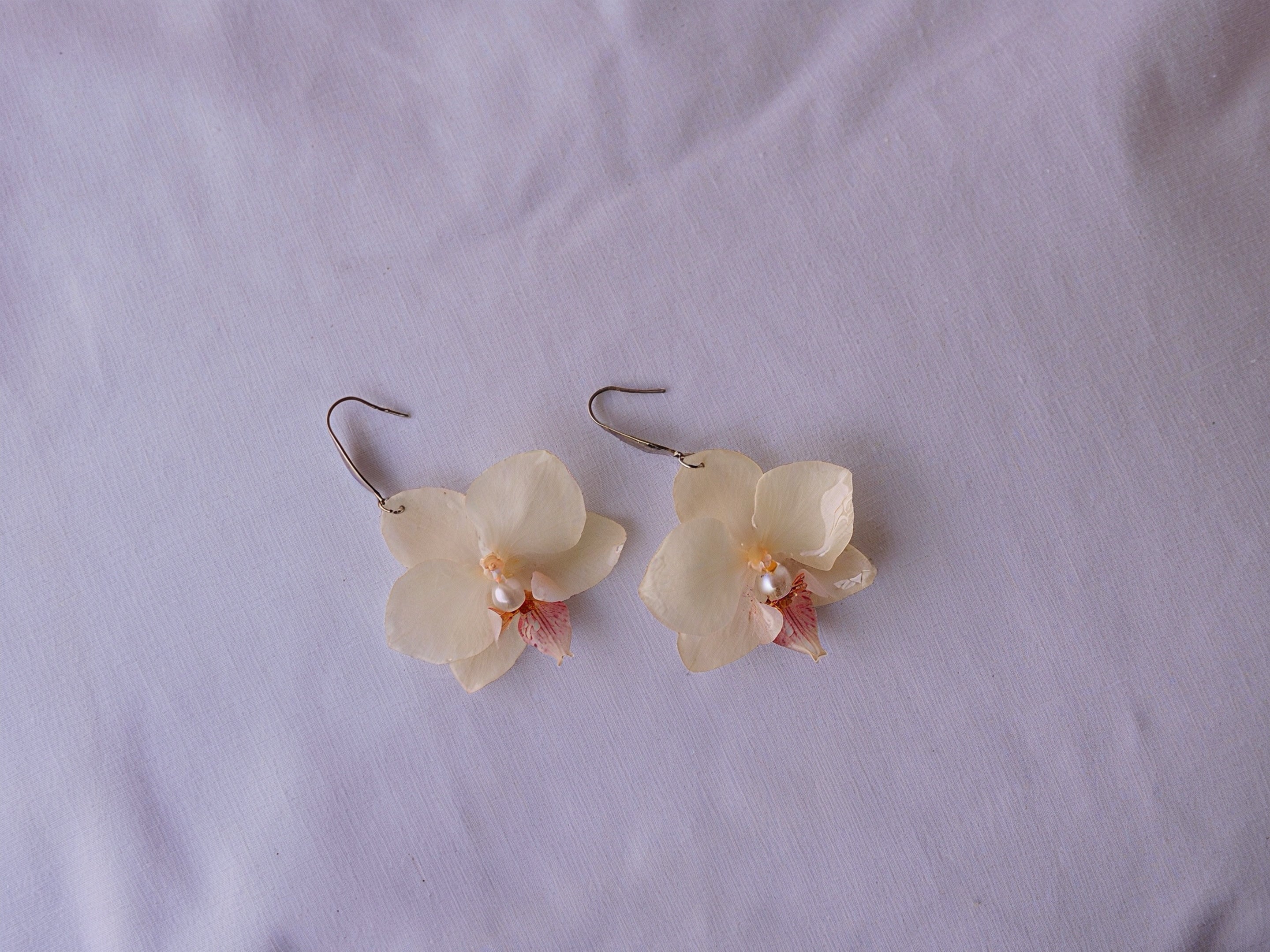 Pendientes Orquidea Natural Enana En Resina - Flor Elegante Blanco Roto