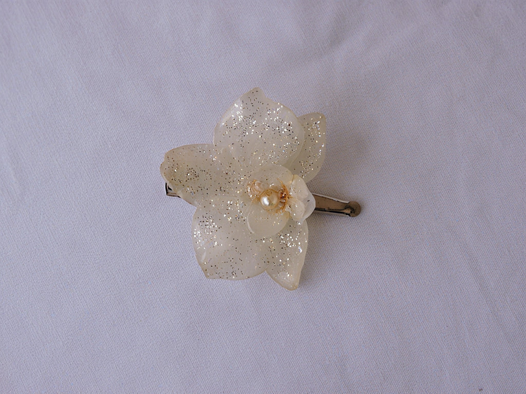 Pinza De Pelo Con Orquídea Natural Resinada, Color Blanco Con Destellos Dorados Y Perla