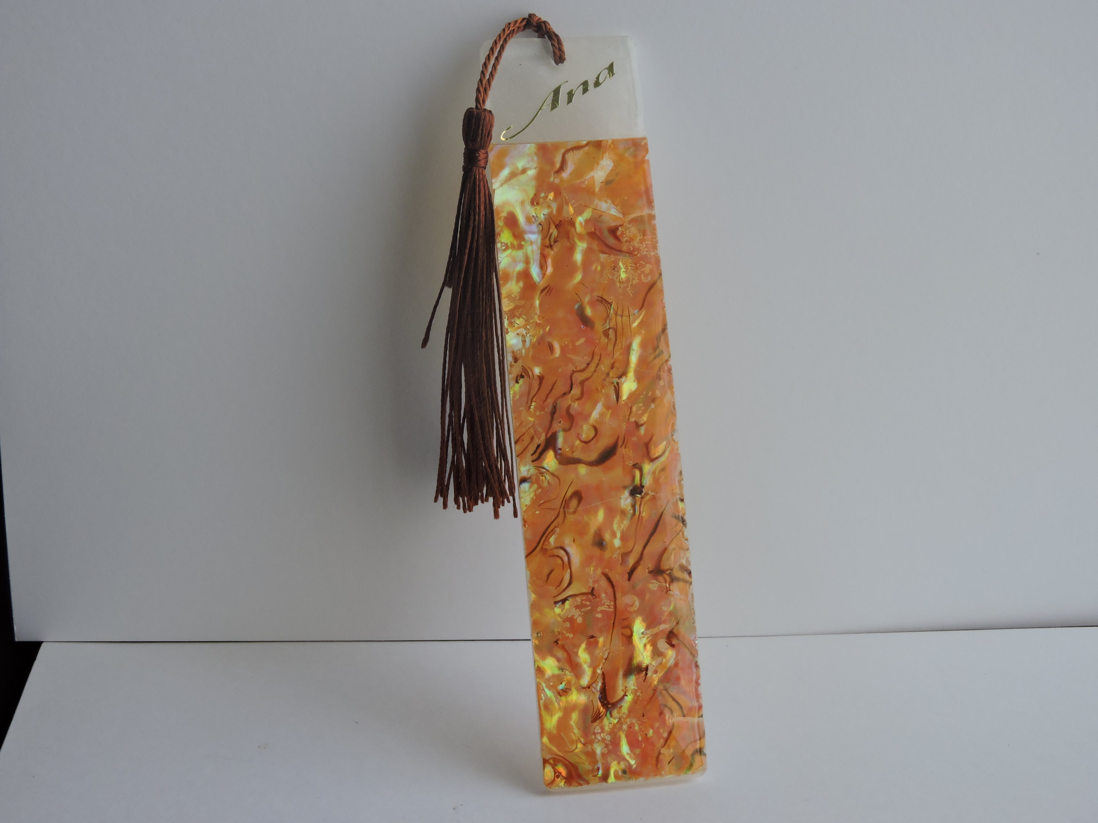 Marcapáginas Artesanal De Resina Con Nacar Naranja Y Borla