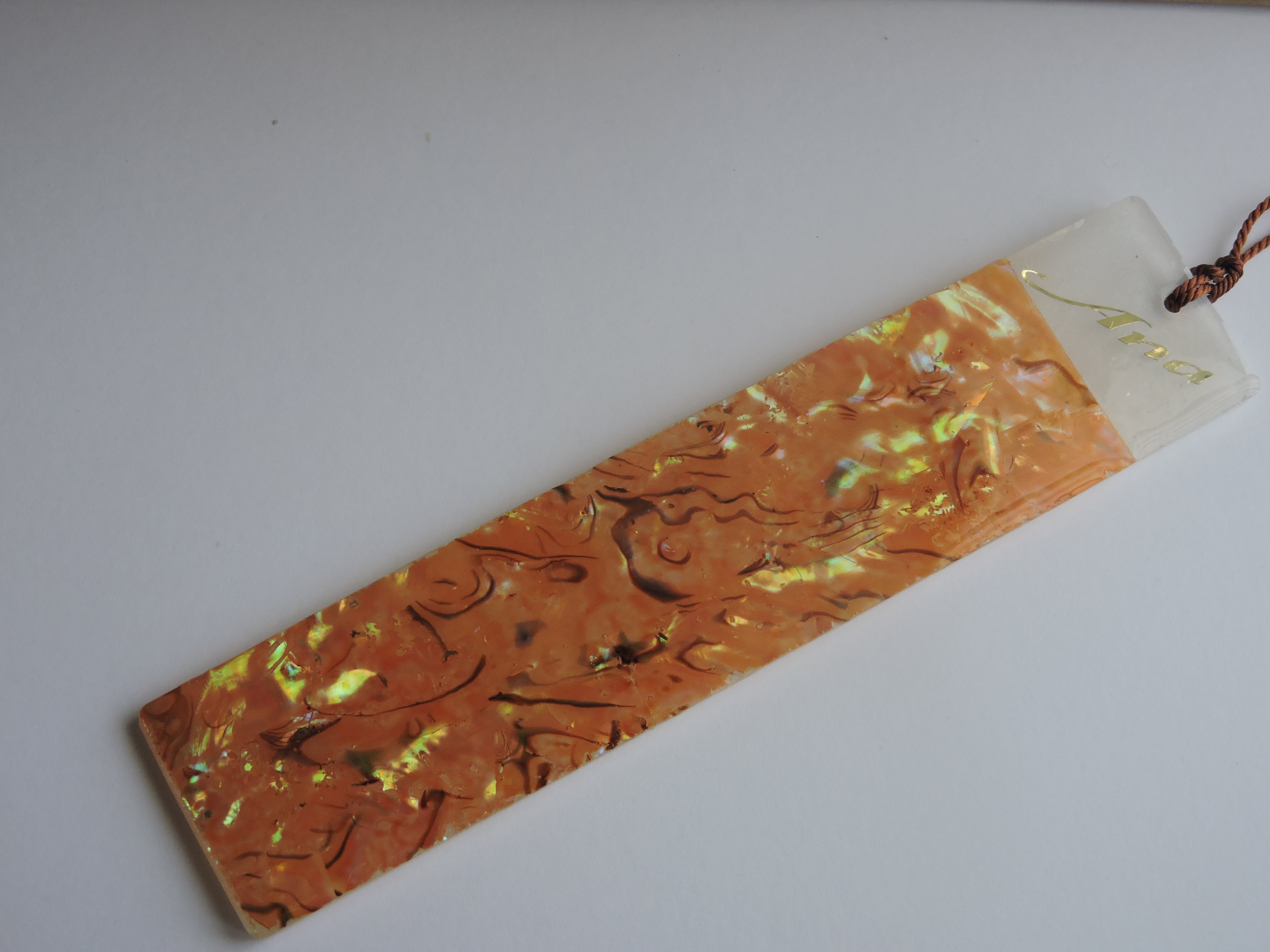 Marcapáginas Artesanal De Resina Con Nacar Naranja Y Borla