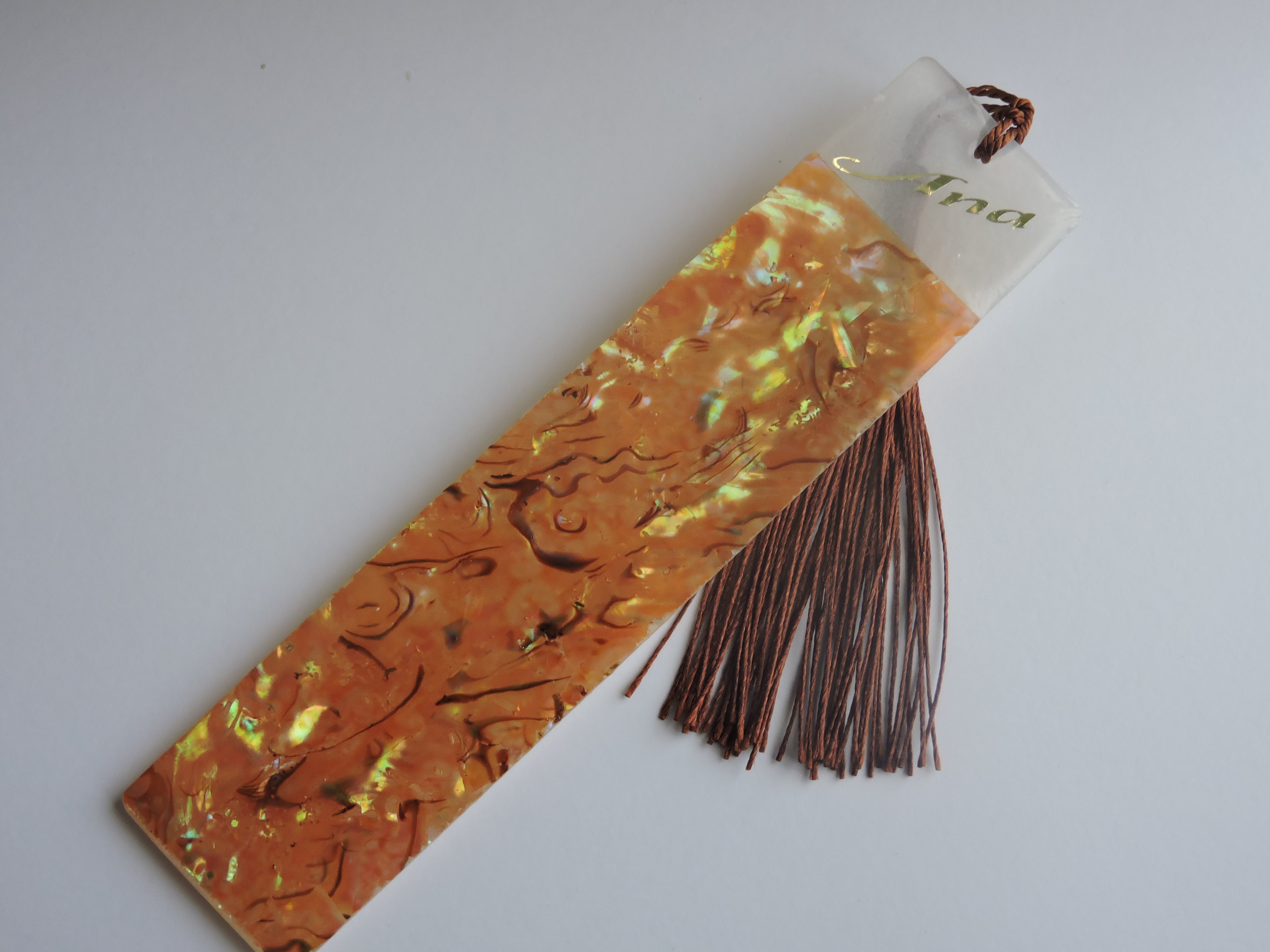Marcapáginas Artesanal De Resina Con Nacar Naranja Y Borla