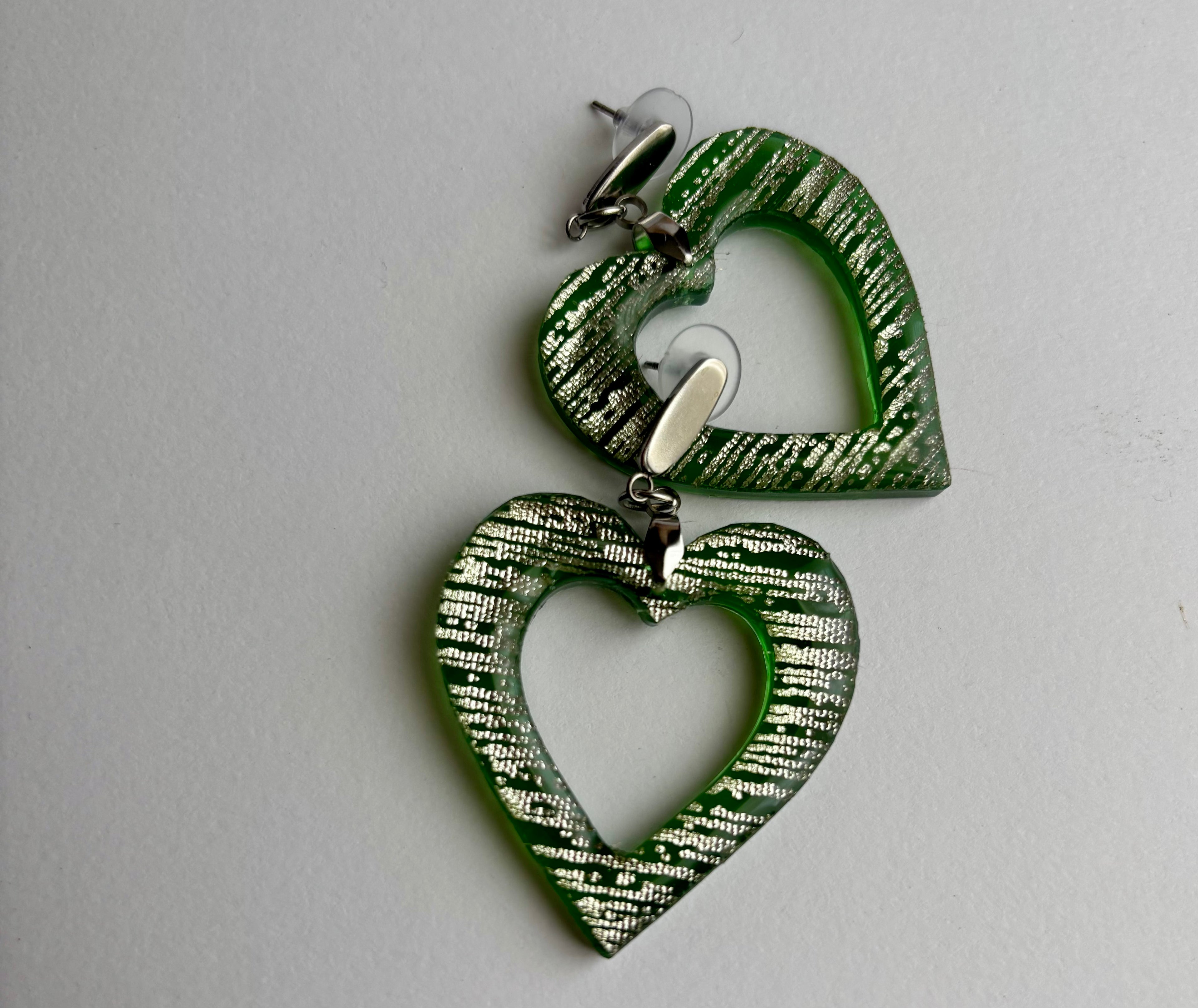 Pendientes De Resina  Corazon Verde Texturizado (Brillo Metalizado)