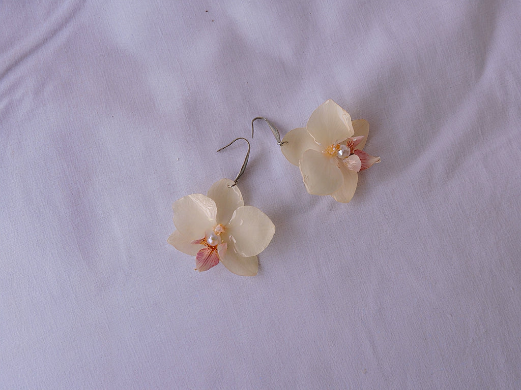Pendientes Orquidea Natural Enana En Resina - Flor Elegante Blanco Roto