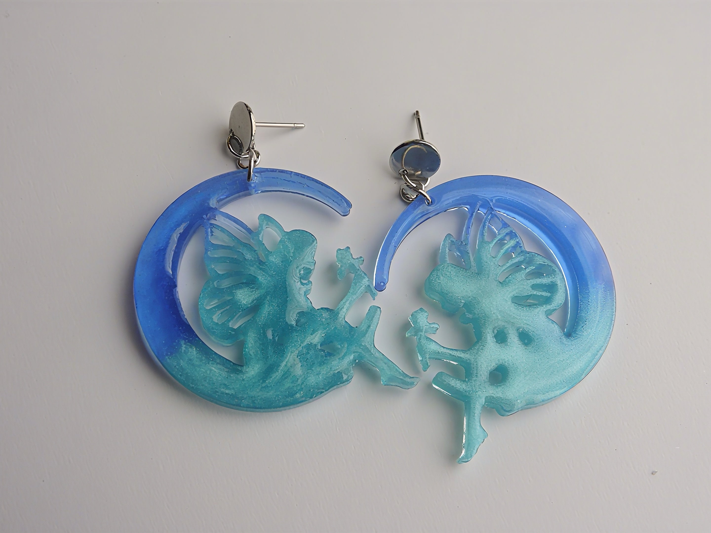 Pendientes Ángel Y Luna En Resina Azul