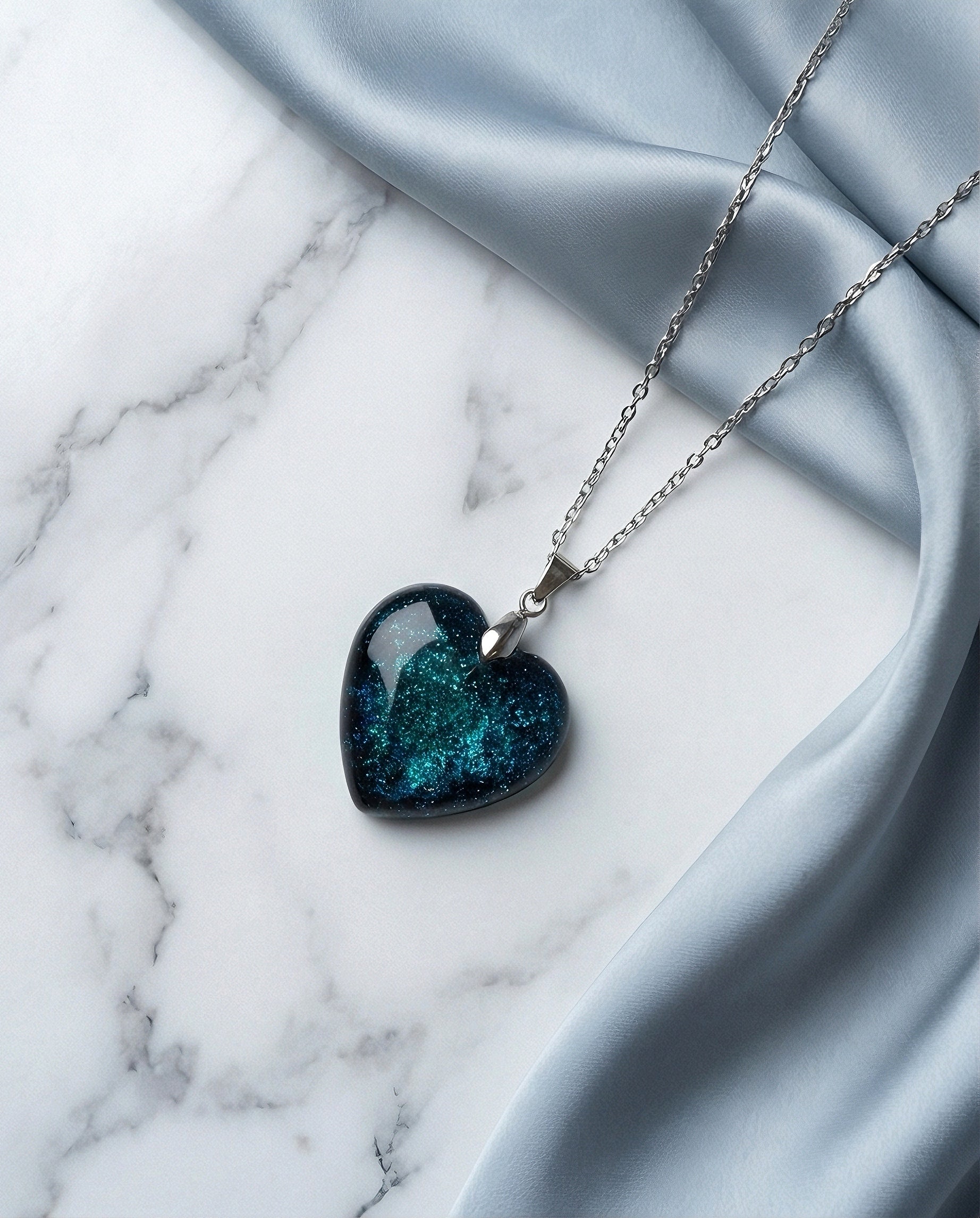 Colgante corazón azul oscuro (brillo estelar)