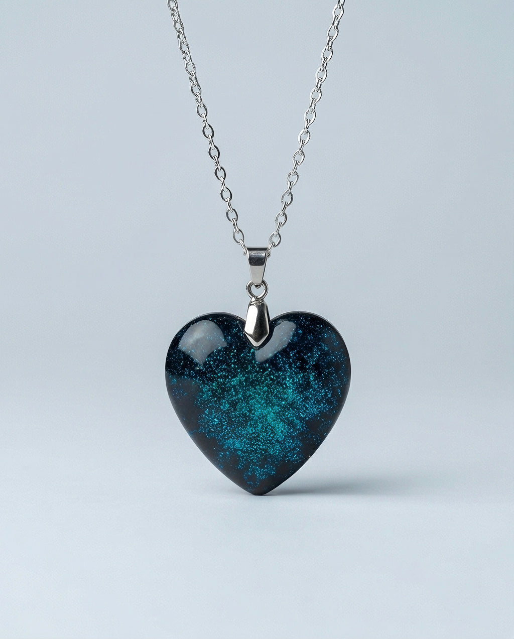 Colgante Corazon Efecto Galaxia En Resina Azul Profundo